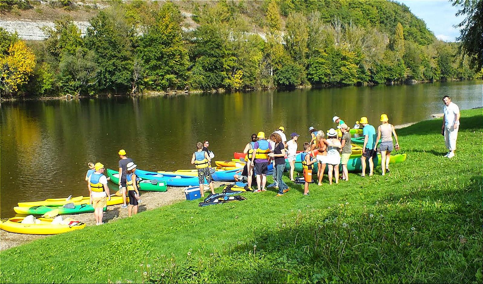 Canoës et kayaks sur la plage de Limeuil